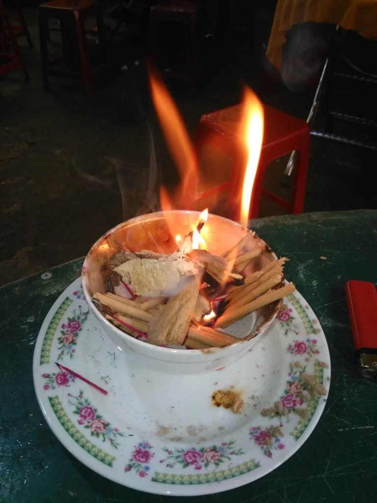 Cách phân biệt trầm hương bằng việc đốt thử mảnh trầm trong chén sứ