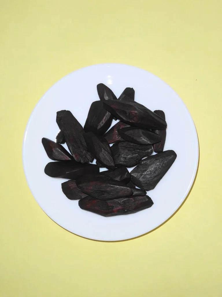 Những miếng trầm sẫm màu giàu nhựa đặt trong đĩa sứ trắng