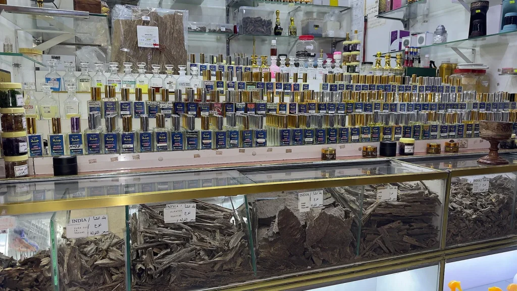 Quầy bán gỗ trầm oud dạng mảnh và nước hoa trong tủ kính ở Kuwait